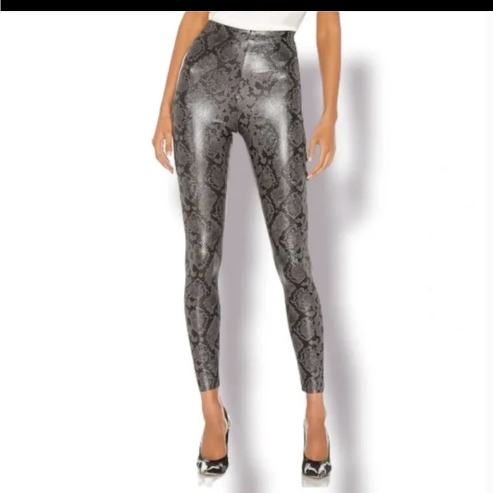7 For All Mankind Women's Snakeskin Leggings sz S Night Out Rocker - Picture 1 of 11